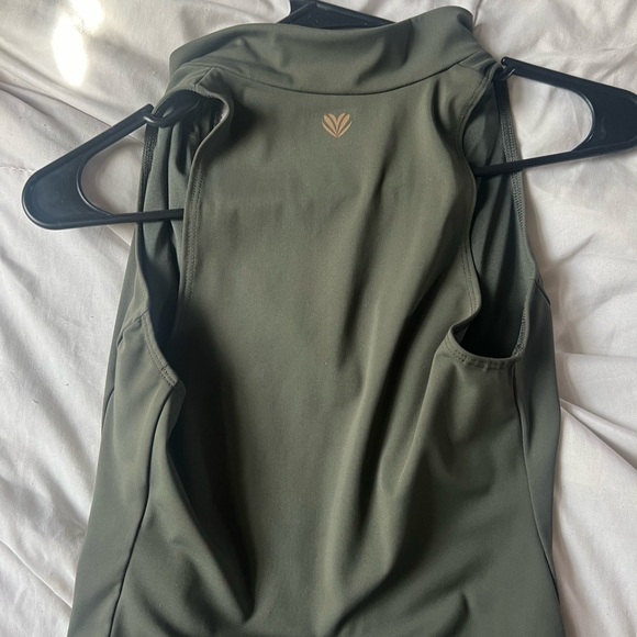 Cute work out top - Picture 2 of 5